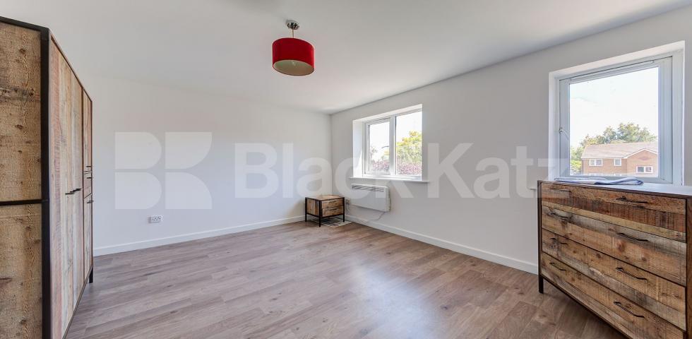 			New Instruction! Canal View!, 1 Bedroom, 1 bath, 1 reception Apartment			 Bream Close, Tottenham